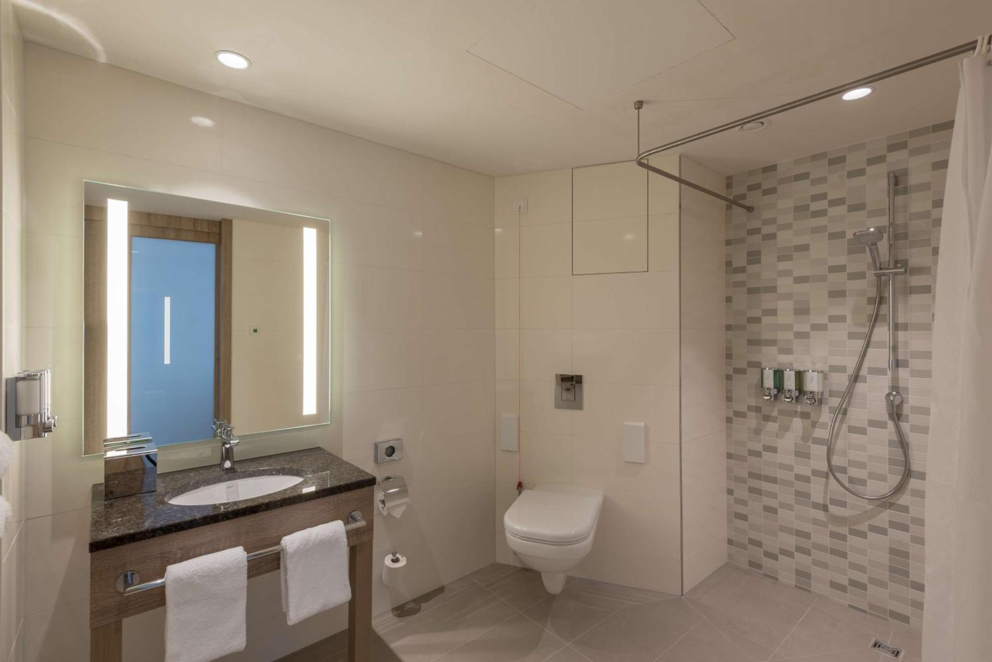 Queen Accessible Room NS